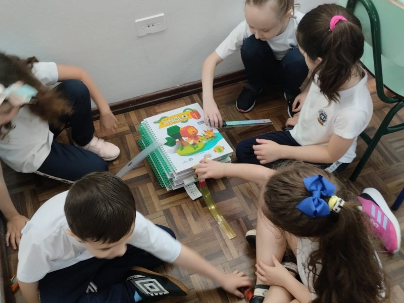Ensinar através do uso de brinquedos e experimentos permite ao aluno ter contato direto com o objeto físico