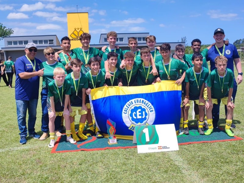 Colégio Evangélico Jaraguá conquista título inédito no Campeonato Escolar Moleque Bom de Bola 2023 invicto.