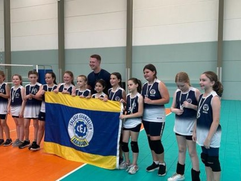 Voleibol feminino conquista 2° lugar com equipe A e 4° lugar com equipe B no Festival Escolar sub 10.