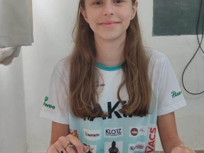 A aluna Nathalia Krüger do 7ºC foi destaque no IRT Festival, conquistando duas medalhas de ouro na modalidade de Xadrez