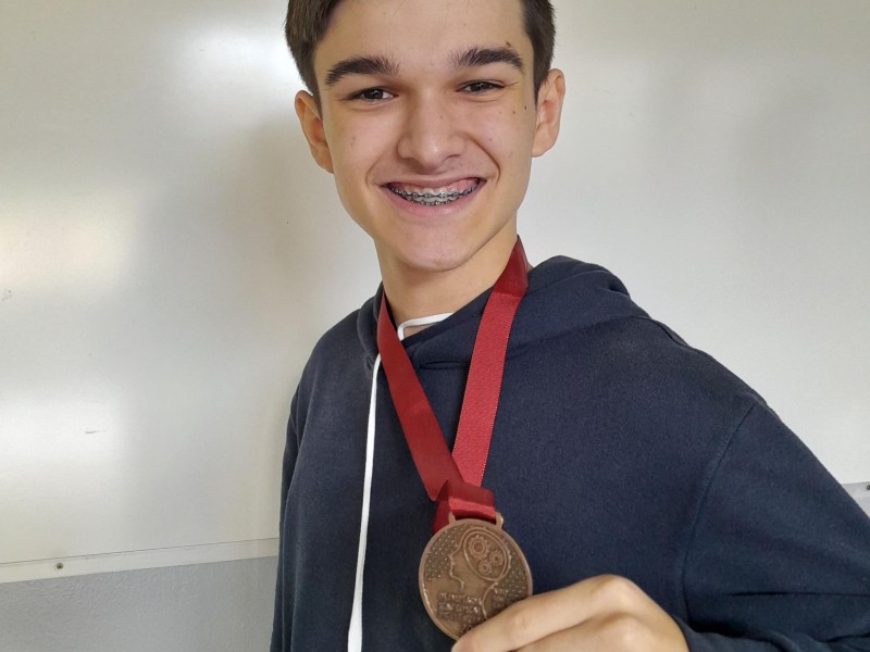 O aluno Felipe da Rocha do Terceirão recebeu a medalha de bronze pela sua participação na Olimpíada Nacional de Ciências - ONC de 2023