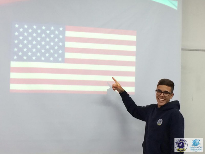 Alunos dos 8°s e 9°s anos apresentam o Speech na aula de inglês