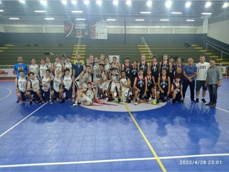 A equipe do CEJ de Basquete Masculino é campeão invicto dos Jogos Escolares