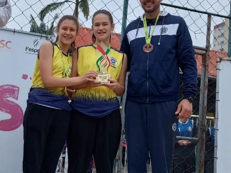 Vôlei de praia feminino do Colégio Evangélico Jaraguá conquista 3° lugar no JESC