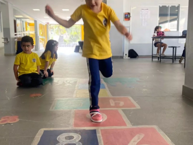 Durante a primeira quinzena de setembro, os alunos da Educação Infantil se divertiram pulando amarelinha nas aulas de Educação Física