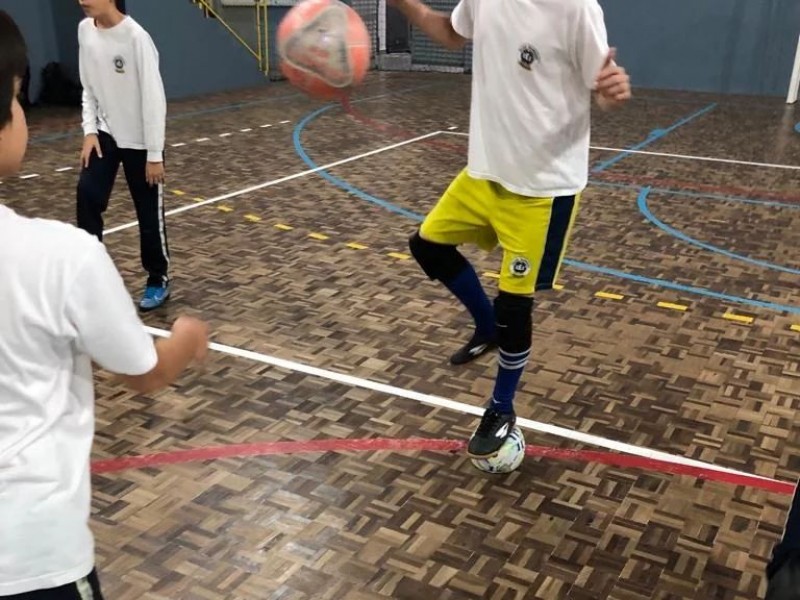 Futsal no CEJ visa melhorar habilidades motoras dos alunos