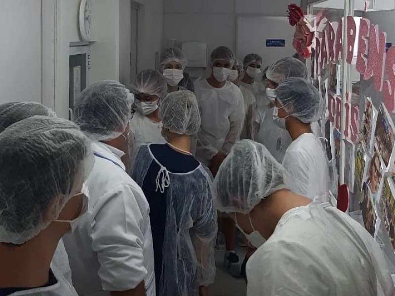 Os alunos do 1º ano A (Ensino Médio) fizeram uma visita técnica na Farmácia Receituário.