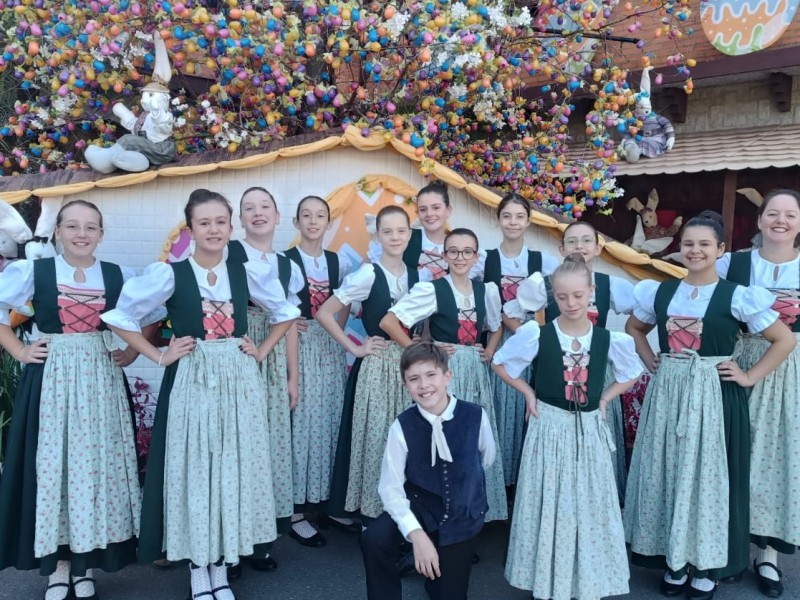 Apresentação do grupo folclórico Sünnros Volkstanzgruppe na Osterpark