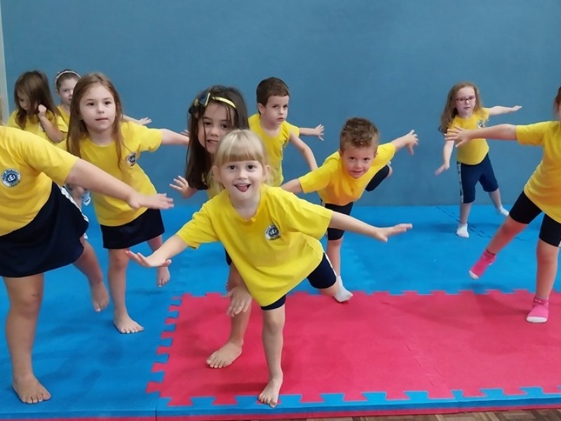 Alunos da educação infantil aprendem ginástica