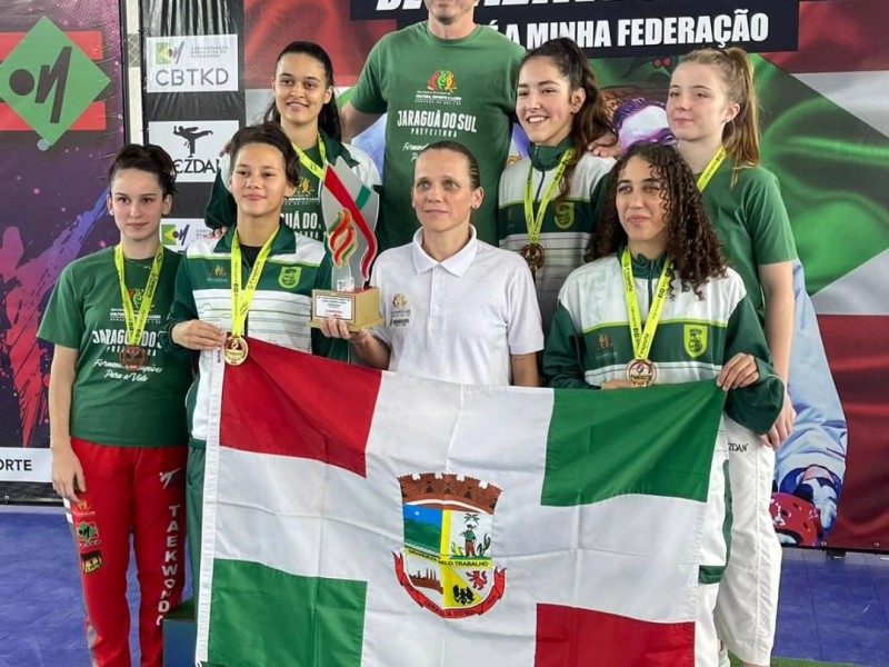 As alunas|atletas Isabelle Dalapria 2° EM e Luisa Campregher 9°/EF conquistaram nesse domingo a medalha de ouro nos Joguinhos de SC realizado no município de Curitibanos.