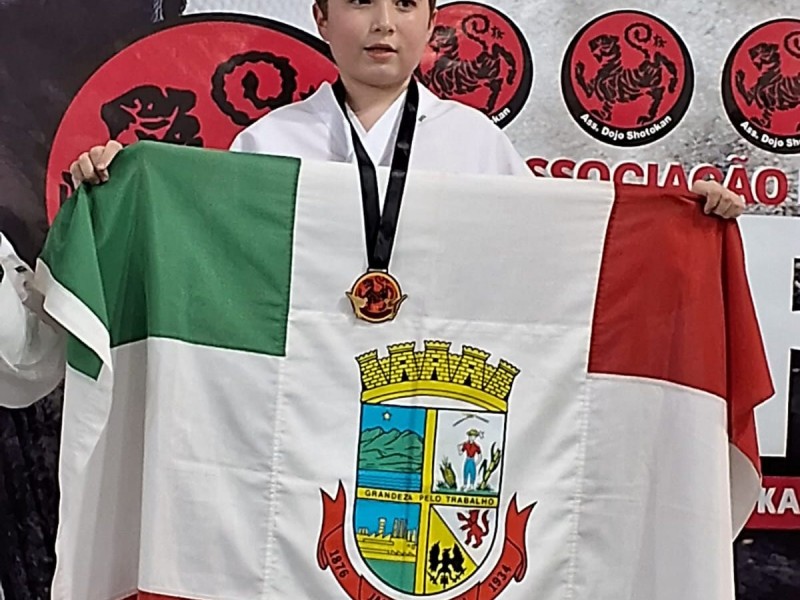O aluno atleta Marcos Leandro de Sousa Odwazny do 6° ano C, representou a cidade de Jaraguá do Sul no 11° Festival da Associação Dojo Shotokan em Guaramirim