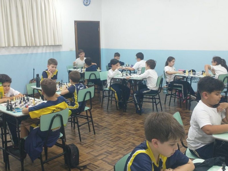 As aulas de xadrez desempenham um papel fundamental no desenvolvimento dos alunos